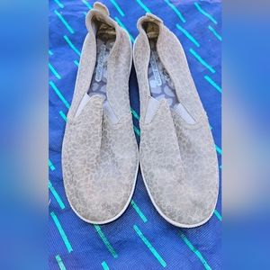 8.5 slip on canvas shoes